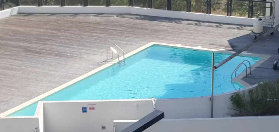 Piscine avec terrasse bois